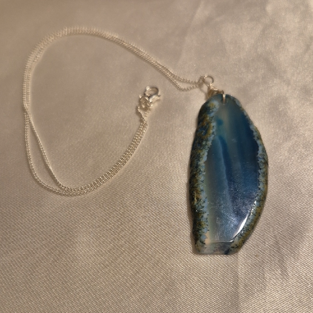 Elegant Blue Agate Pendant Necklace